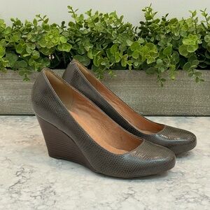 Like New! Clark’s Artisan Purity Crystal Pump Wedge Taupe Snake Skin; Sz 10